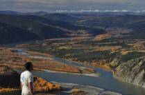 Admirando a magnífica paisagem do rio Yukon e Dawson City, no Yukon Territory, no Canadá